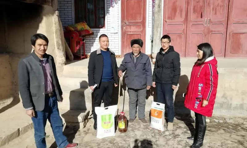 堅(jiān)持精準(zhǔn)幫扶，合力脫貧攻堅(jiān)——市龍江城鄉(xiāng)發(fā)展集團(tuán)、隴南太平洋財(cái)險(xiǎn)公司聯(lián)合開展幫扶文縣橋頭鎮(zhèn)安子坡村2019年春節(jié)慰問活動(dòng)