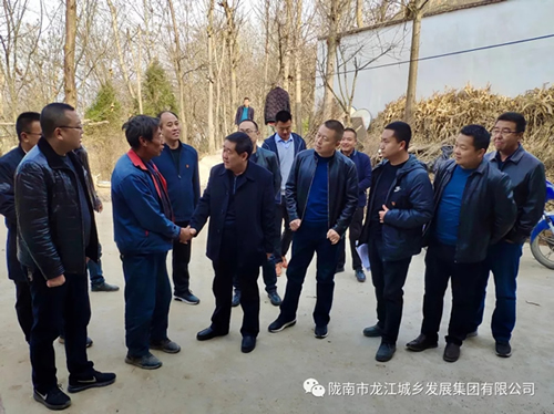 市龍江集團(tuán)在文縣橋頭鎮(zhèn)安子坡村開展“解難題、辦實(shí)事、送溫暖”活動(dòng)