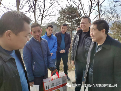 市龍江集團(tuán)在文縣橋頭鎮(zhèn)安子坡村開展“解難題、辦實(shí)事、送溫暖”活動(dòng)