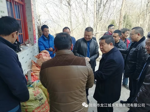 市龍江集團(tuán)在文縣橋頭鎮(zhèn)安子坡村開展“解難題、辦實(shí)事、送溫暖”活動(dòng)