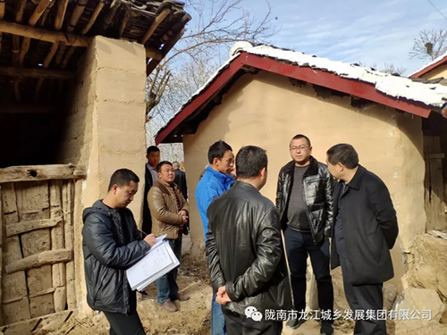 市龍江集團(tuán)在文縣橋頭鎮(zhèn)安子坡村開展“解難題、辦實(shí)事、送溫暖”活動(dòng)