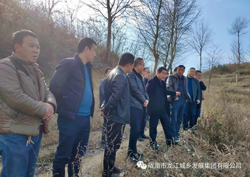 市龍江集團(tuán)在文縣橋頭鎮(zhèn)安子坡村開展“解難題、辦實(shí)事、送溫暖”活動(dòng)