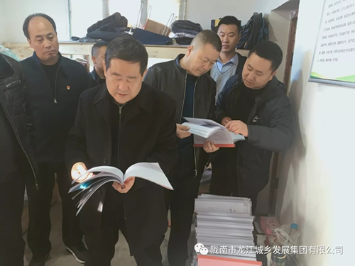 市龍江集團(tuán)在文縣橋頭鎮(zhèn)安子坡村開展“解難題、辦實(shí)事、送溫暖”活動(dòng)