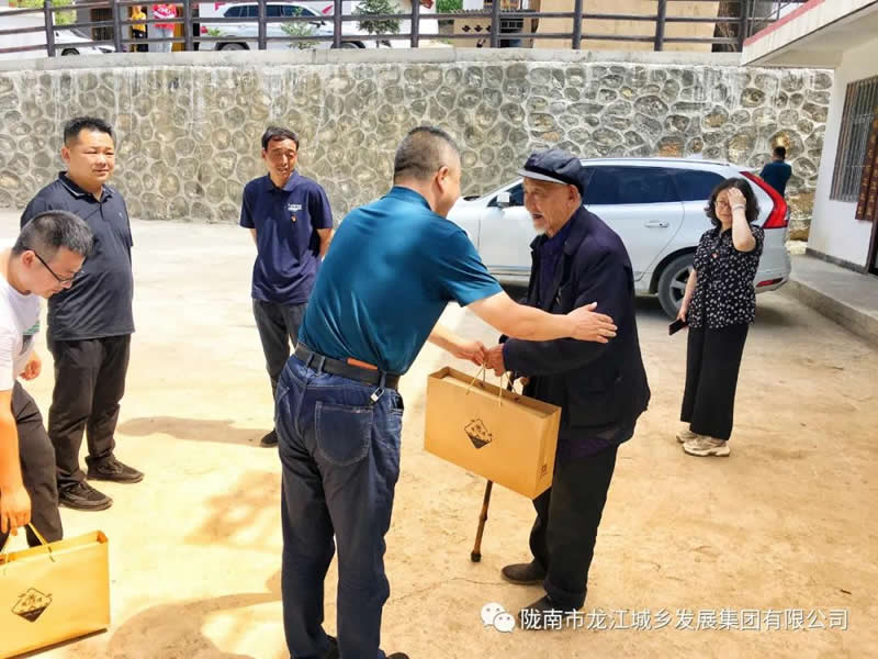 “感黨恩、憶黨史”，--市龍江城鄉(xiāng)發(fā)展集團公司開展慶祝建黨99周年主題黨日活動